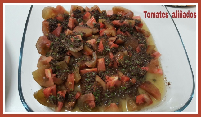 Tomates aliñados con albahaca