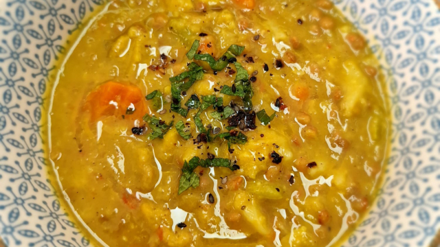 Sopa de lentejas y verduras al curry