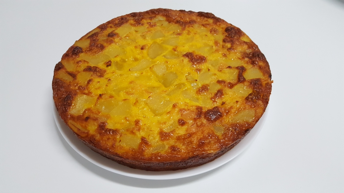 Tortilla de patata rellena de bacon y queso
