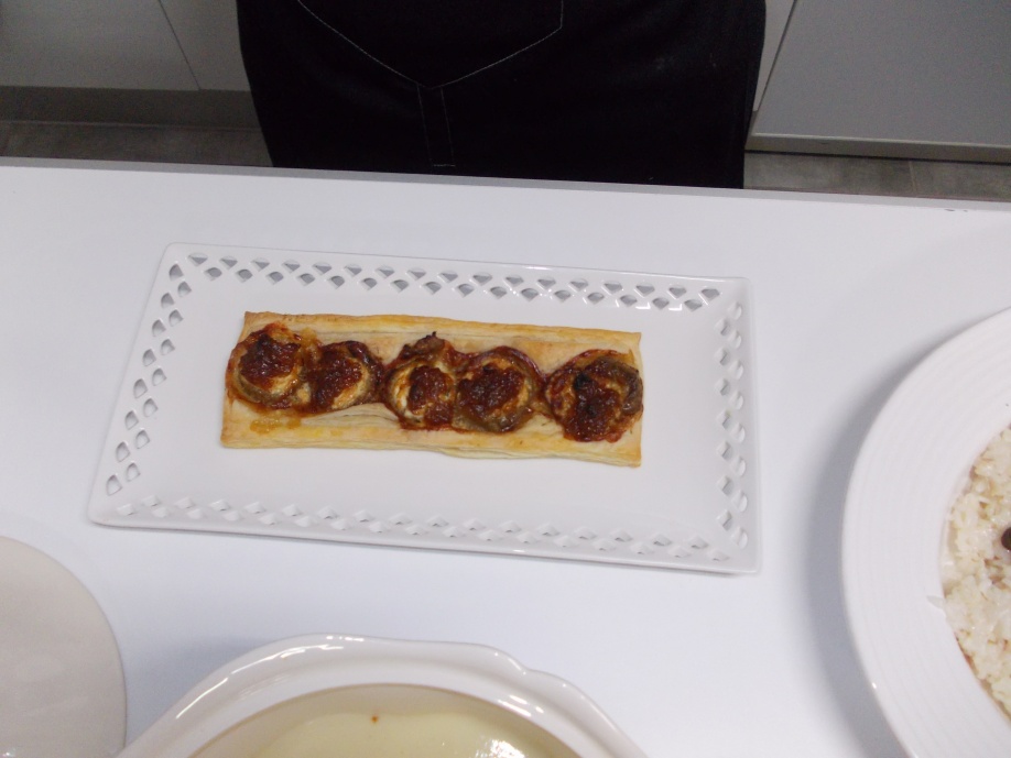 Montadito de hojaldre con berengena y cebolla caramelizada