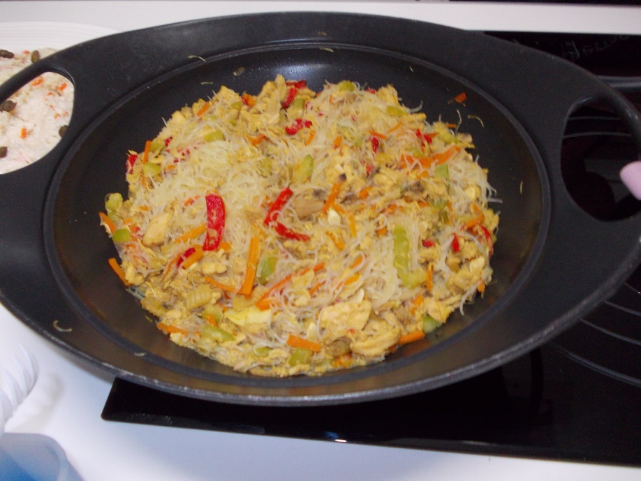 Fideos orientales de arroz o soja con verduras