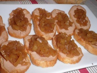 Tostas de foie con pera caramelizada