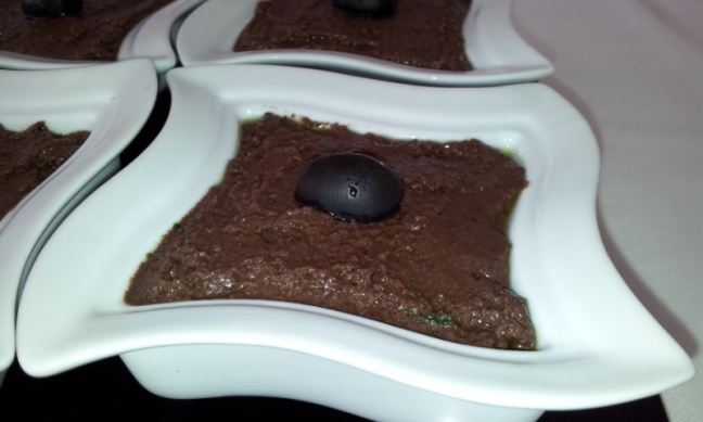 Hummus de aceitunas negras